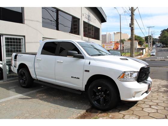 RAM CLASSIC 5.7 V8 GASOLINA LARAMIE NIGHT EDITION CD 4X4 AUTOMÁTICO